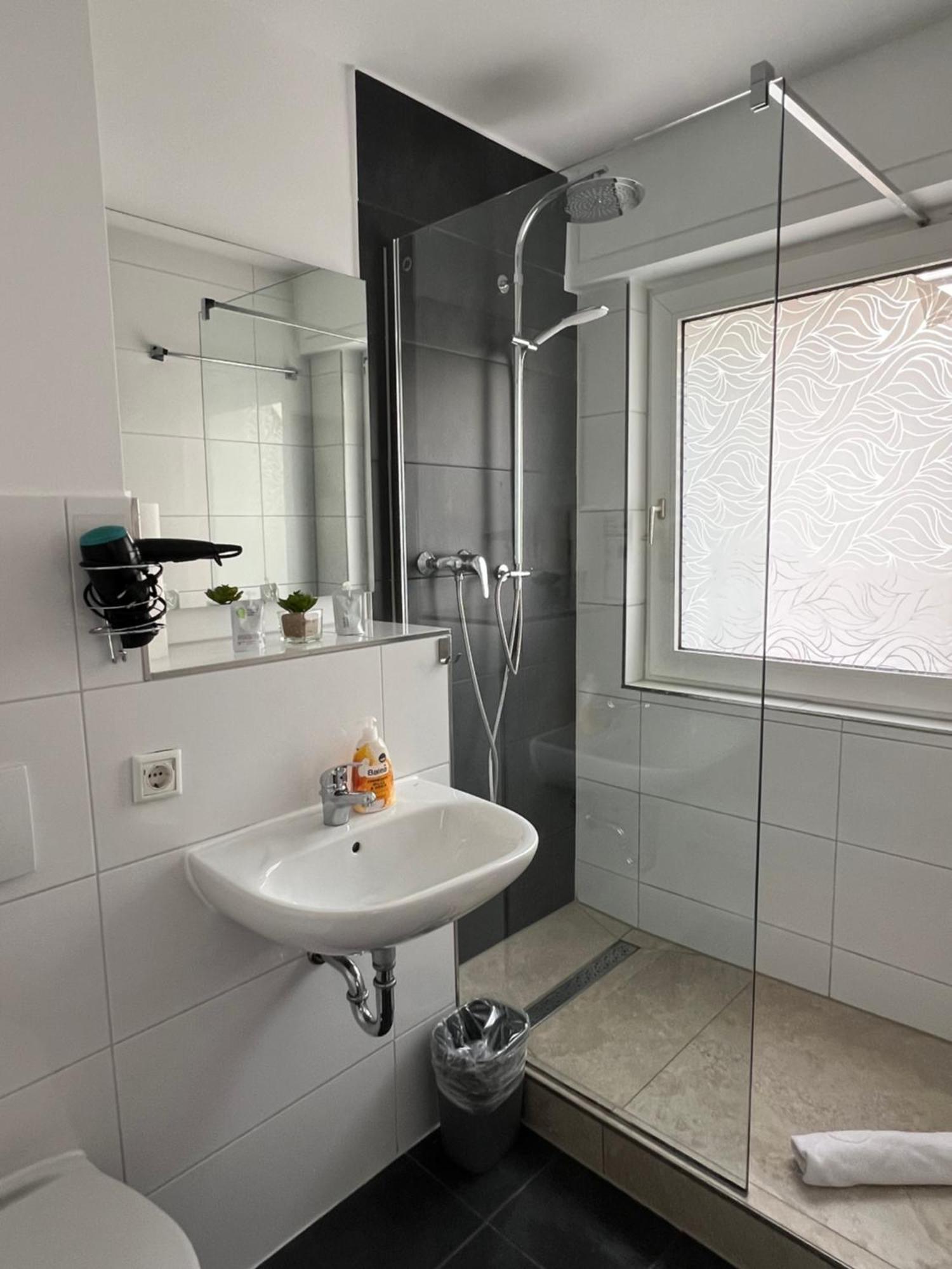 Pension Zwei A Леверкузен Экстерьер фото